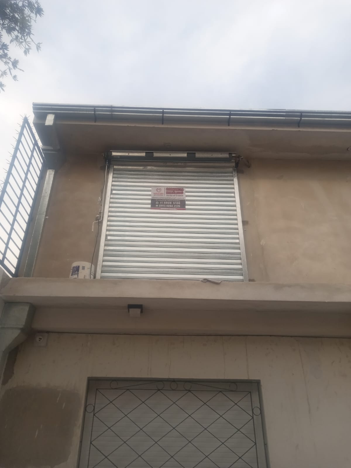 Cortina metálica en balcón de vivienda particular